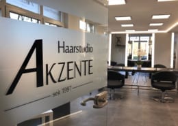 Schaufensterbeklebung Haarstudio Akzente